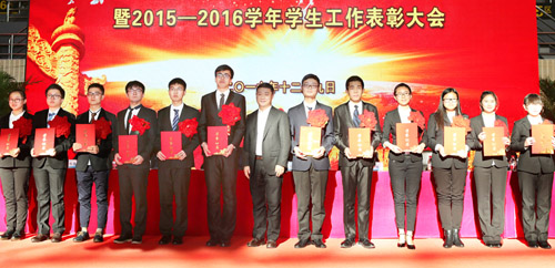 王冰总裁与获得“大商奖助学金”的学生代表合影.jpg