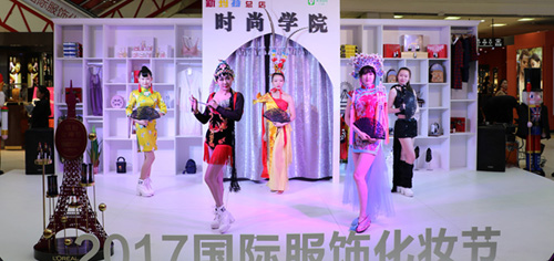大庆新玛特三八节时尚学院开课.jpg